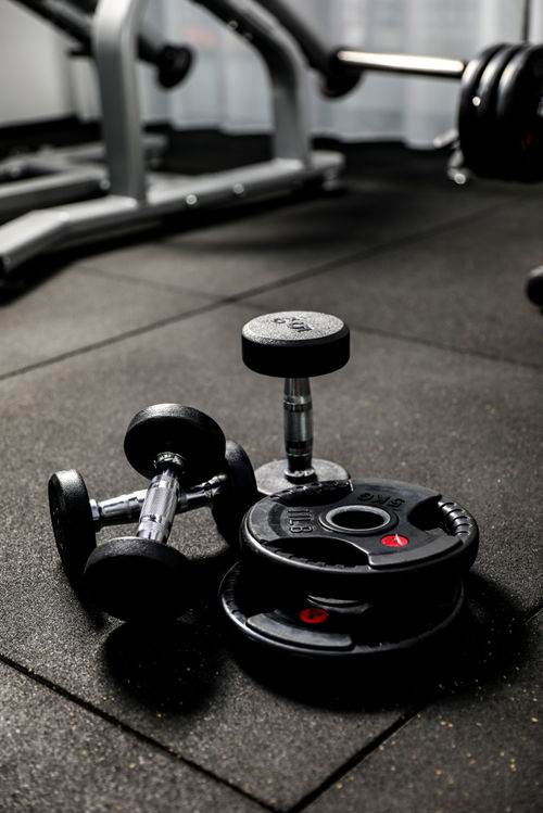 静与力的美学 一对举重哑铃的视觉叙事